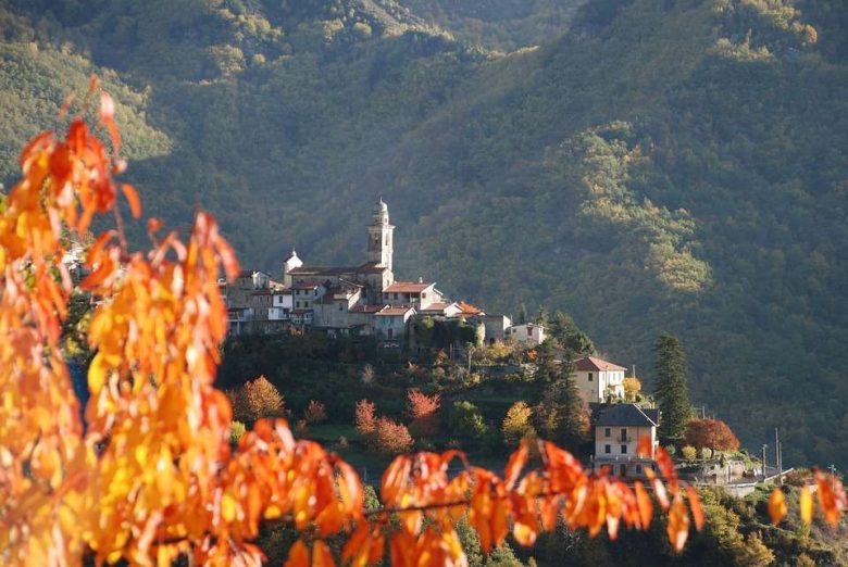 Questo borgo Ligure che è un vero rifugio per gli artisti. Un museo a cielo aperto!