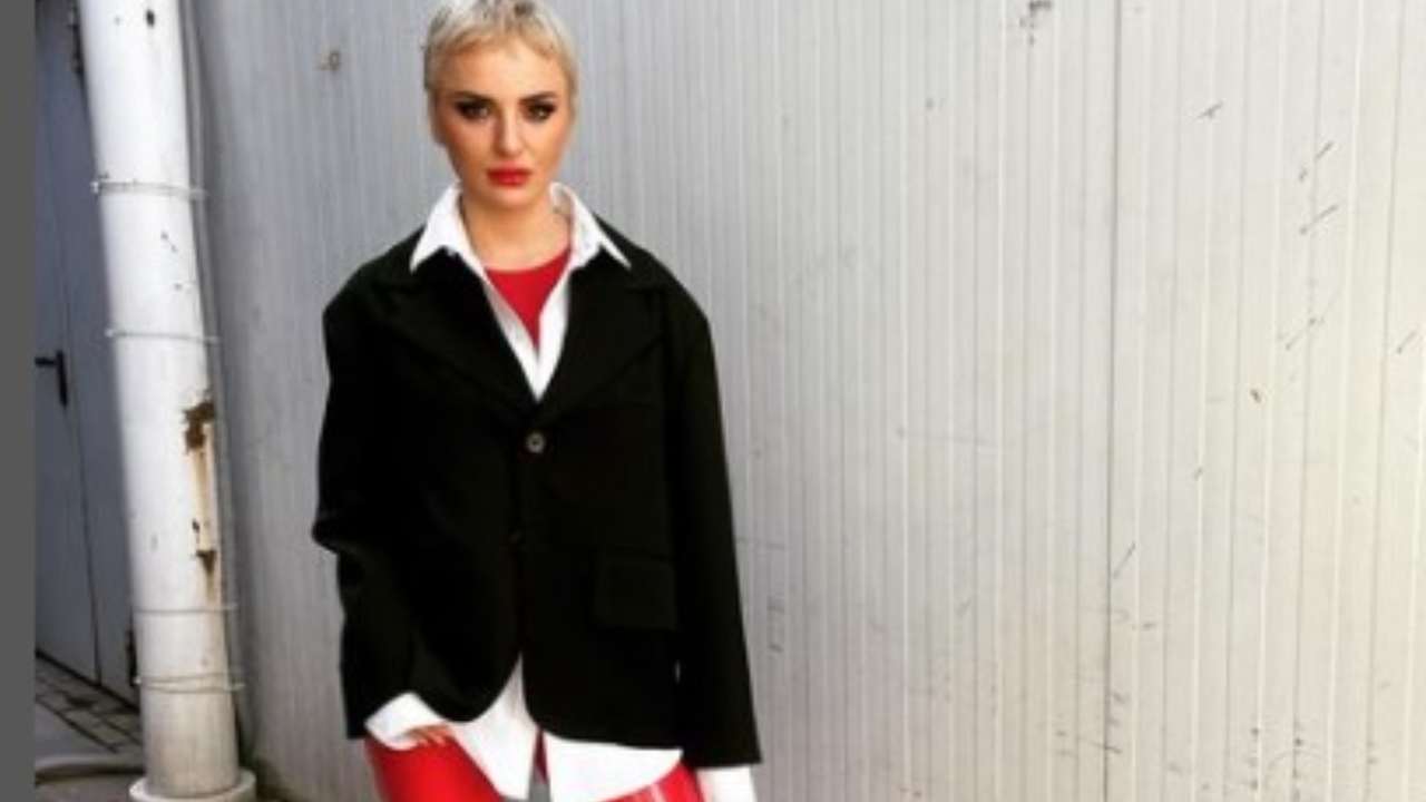 Arisa, look super alla moda con il Bomber oversize: il costo è impressionante!