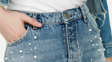 Jeans super decorati, il trend che strizza l’occhio al passato: 10 paia da non perdere!