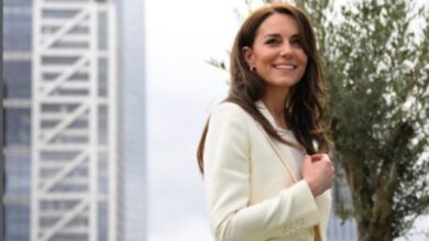 Kate Middleton sfida il campione Federer a Wimbledon con un outfit da perfetta tennista