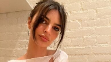 Emily Ratajkowski si trasforma in una sensuale ballerina per la sfilata di Jacquemus