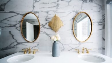 8 sofisticati Specchi in Oro per impreziosire il tuo Bagno. Che Lusso!