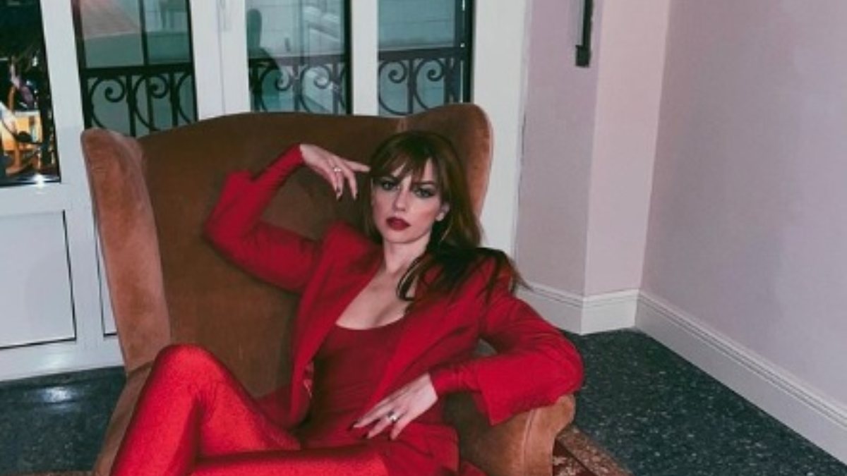 Annalisa, la catsuit rossa fuoco è un omaggio speciale a una grande Diva del passato…