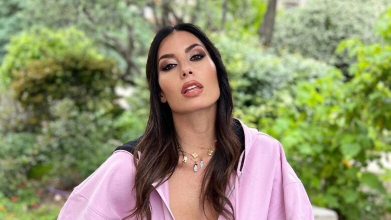 Elisabetta Gregoraci, per un matrimonio sceglie l’abito lungo plissettato firmato Elisabetta Franchi: divina!