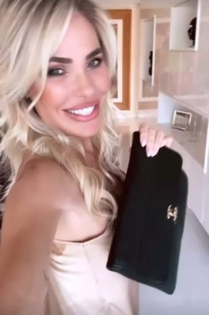 Ilary Blasi clutch