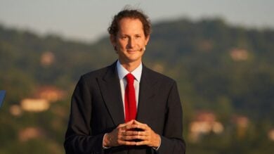 John Elkann guida un SUV Spaziale. Altro che Fiat!