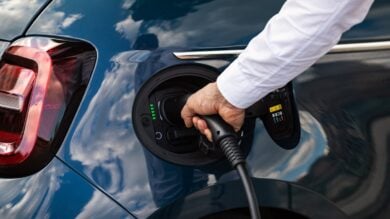 Auto Elettriche a prezzi ribassati: 3 cose da sapere sulla ricetta “anti Cina”