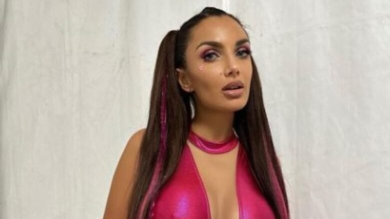 Elettra Lamborghini, una vera diva con l’abito in raso fucsia e pelliccia azzurra per la Premiere di Red Carpet – Vip al tappeto