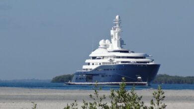 Un Mega Yacht da mezzo miliardo di suonanti Dollari in Puglia. Il Proprietario lo conoscete tutti…