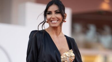 Elisabetta Gregoraci sirena dark a Venezia 80, con la conchiglia d’oro sul décolleté lascia tutti a bocca aperta!