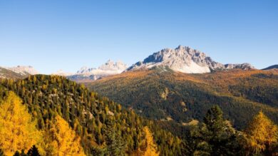 Quando questo piccolo Borgo nel cuore della Dolomiti si veste d’Autunno, lo spettacolo è davvero sensazionale!