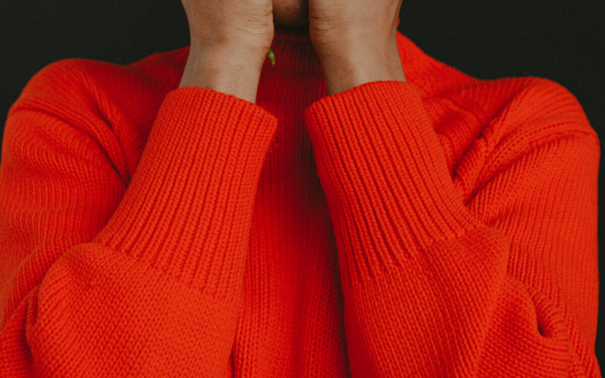Maglione Rosso, il must dell’inverno 2023 che valorizza ogni Look. Ecco come indossarlo…