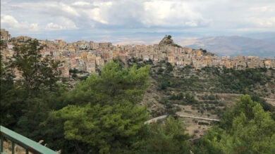 Questo Borgo in provincia di Enna ha una forma davvero inaspettata. Cosa vi ricorda?