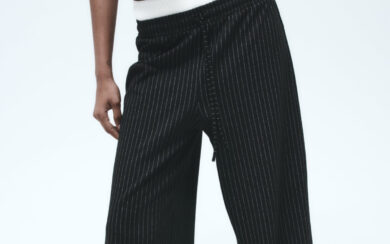 I pantaloni gessati sono un jolly super chic da avere nell’armadio