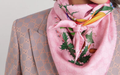 I foulard floreali sono l’accessorio evergreen di Primavera