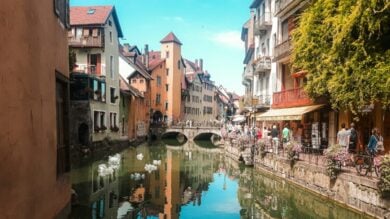 La chiamano la piccola Venezia delle Alpi Francesi, un luogo magico che vi rapirà il cuore…