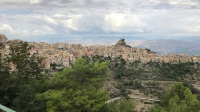 Questi Borghi hanno una forma davvero originale, visti dall’alto lasciano a bocca aperta!