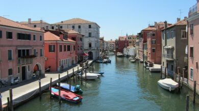 La chiamano la piccola Venezia, una città dal fascino unico assolutamente da scoprire!