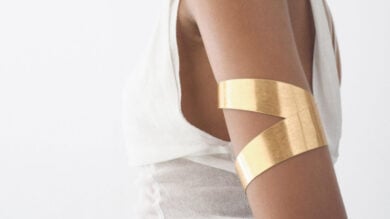 I bracciali armcuff sono l’accessorio glam più desiderato del momento