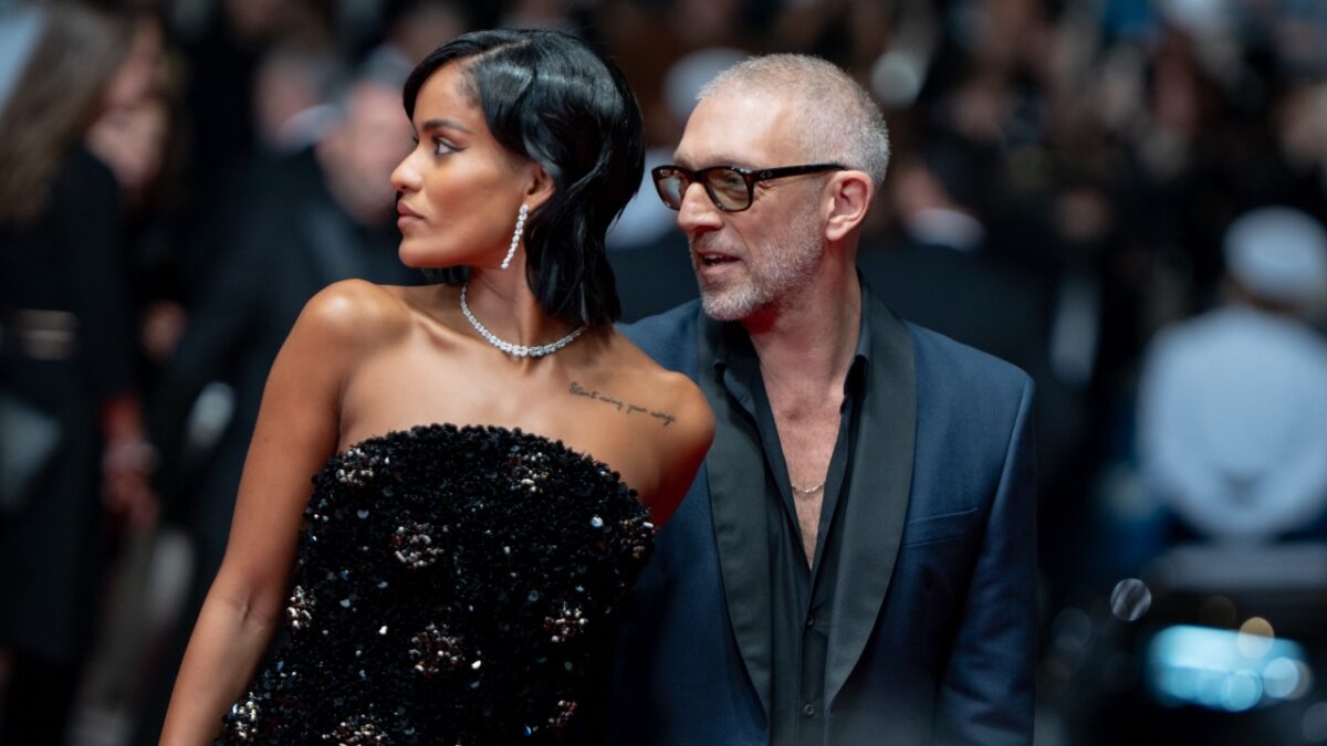 Cannes 2024, Vincent Cassel sul red carpet con la nuova fidanzata (ricoperta di diamanti)