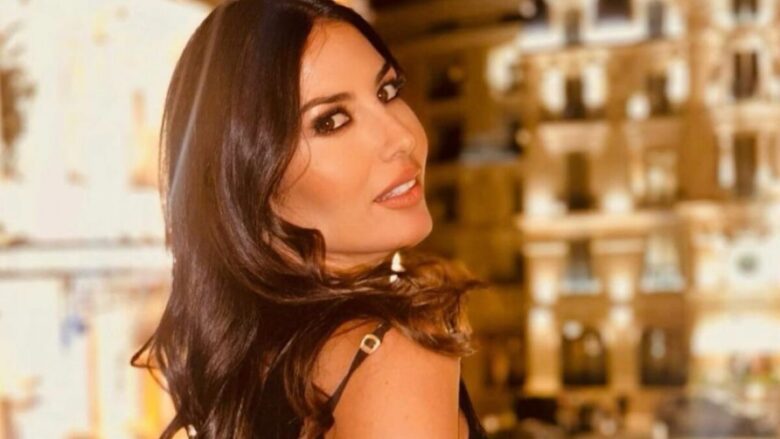 Elisabetta Gregoraci, che lusso con la pochette griffata rosso passione: ma quanto costa!