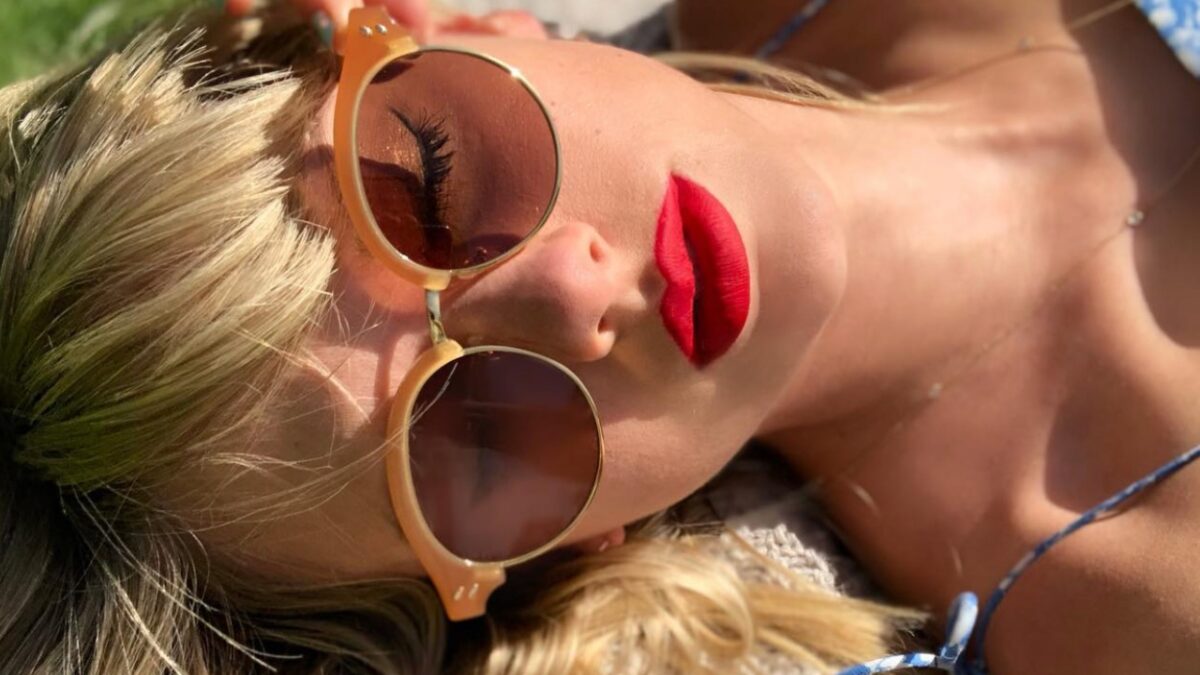 Taylor Swift a Parigi con il look Versace tempestato di cristalli, che lusso