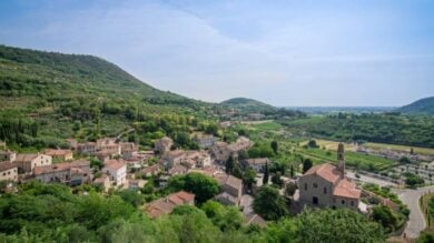 Era il borgo tanto amato da Petrarca, una vera poesia!