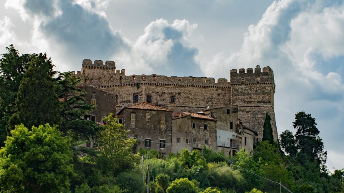 Un antichissimo borgo all’ombra di un imponente Castello, una meraviglia a due passi da Roma!