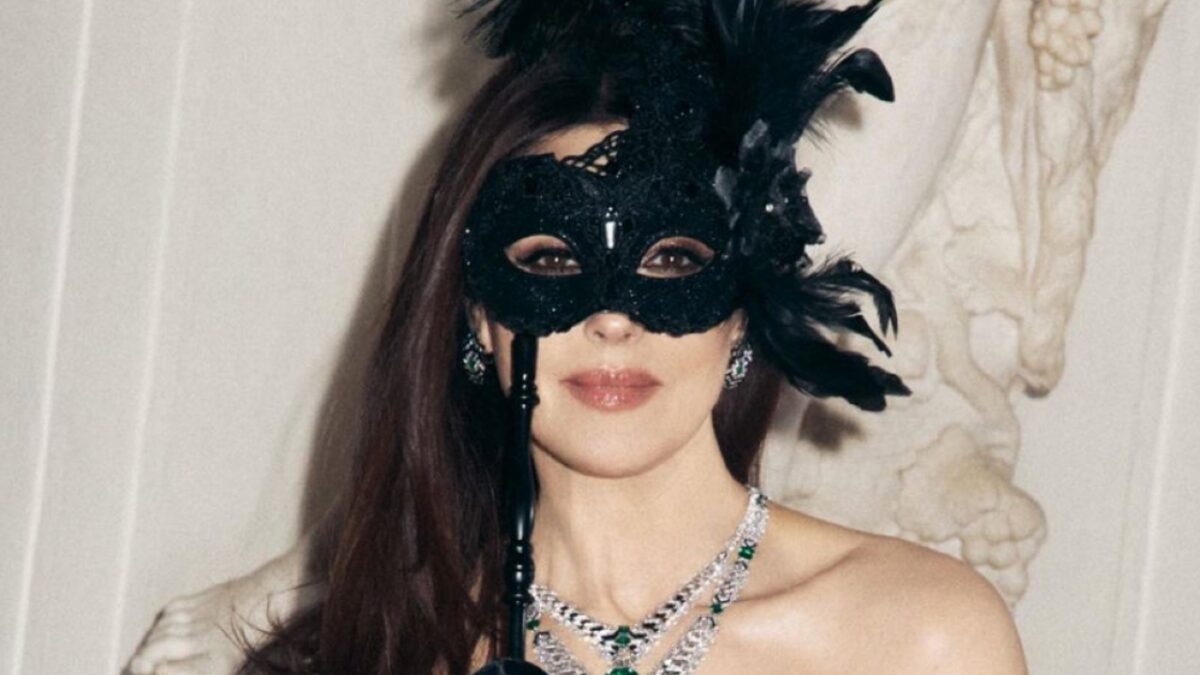 Monica Bellucci, festa in maschera con i lussuosi gioielli Cartier!