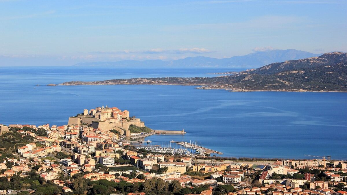 Con le sue spiagge da sogno, è uno dei Borghi della Corsica più belli…
