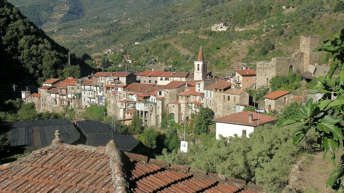 Poco conosciuto e pittoresco, questo borgo ligure è una vera perla rara