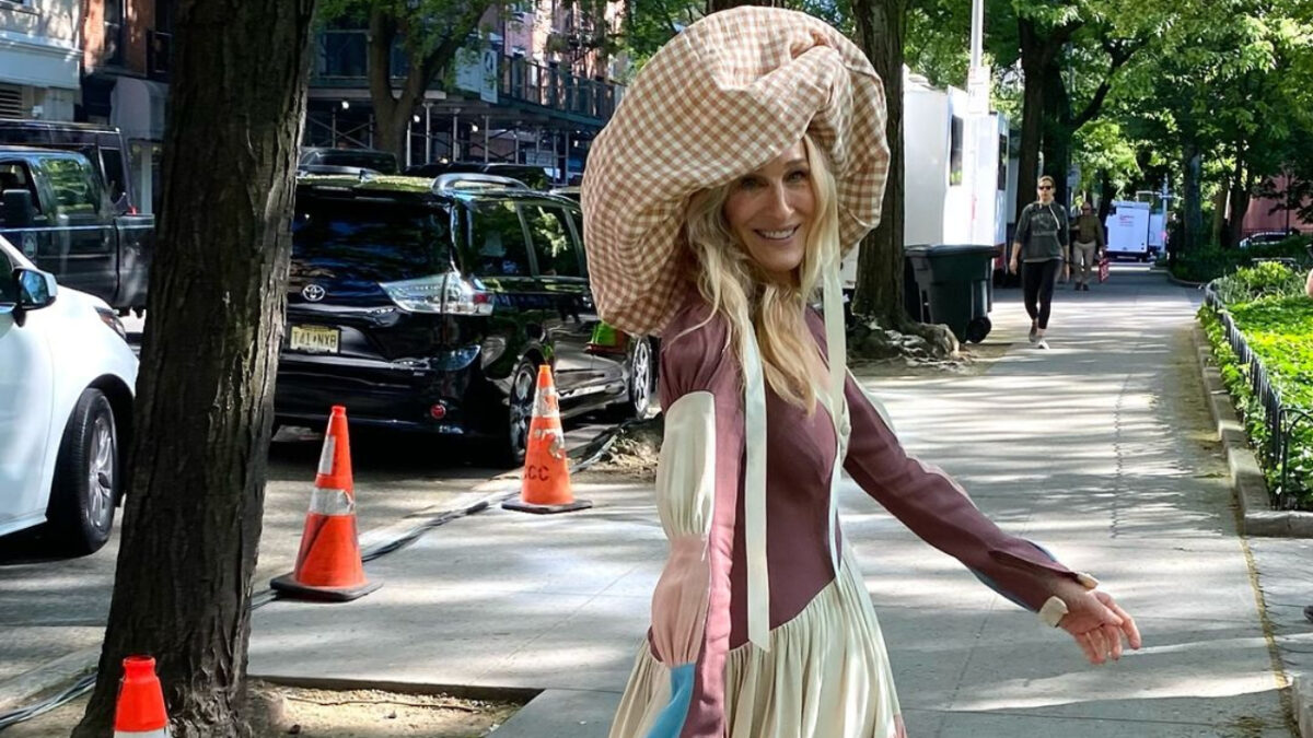 Ecco come ricreare i look estivi più iconici indossati da Carrie Bradshaw…
