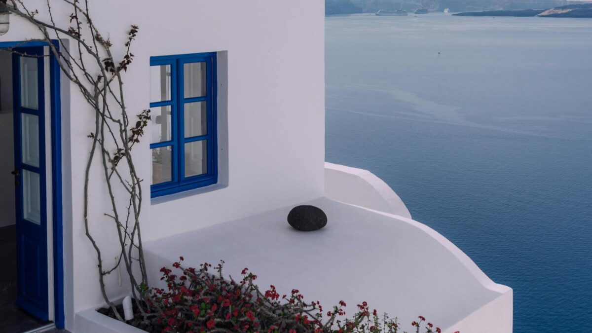 Blu e Bianco, la combo dell’estate per una Casa in Stile Mediterraneo