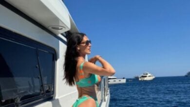 Cecilia Rodriguez, la “nuova” signora Moser si gode la Sardegna e mette in mostra il lato B da urlo!