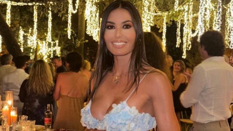 Elisabetta Gregoraci, al ‘caldo’ per Natale con il bikini super griffato FOTO