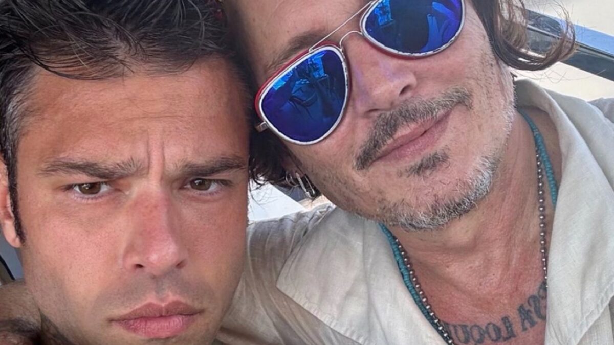 Fedez, selfie con Johnny Depp a Saint-Tropez: continua la vacanza Vip del rapper