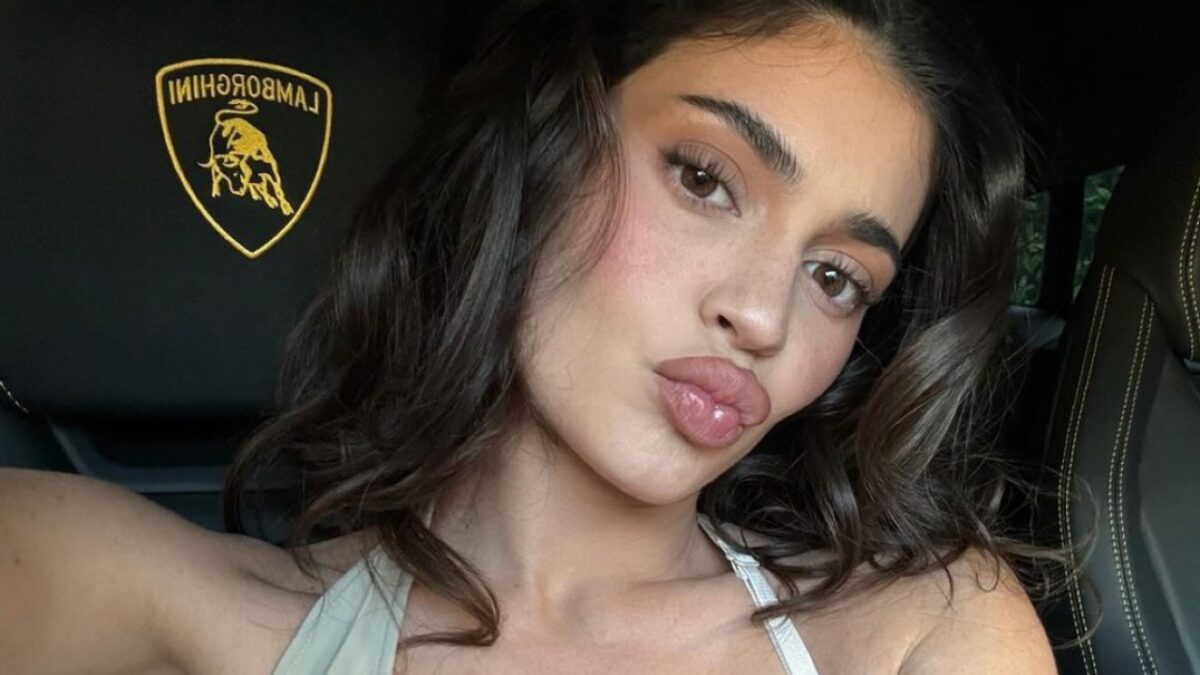 Kylie Jenner si immortala a bordo della sua costosa Lamborghini: prezzo folle!