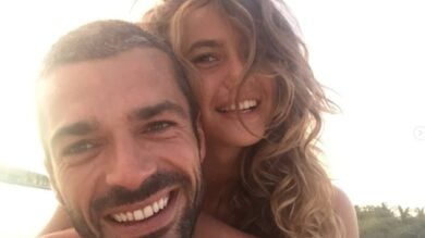 Luca Argentero e Cristina Marino in totale white: che stile in vacanza!