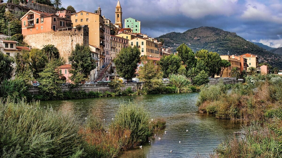 Questo borgo ligure è la “porta occidentale” che porta in Italia