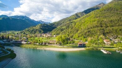 Questo borgo Trentino sul lago di Ledro è la meta ideale per un break estivo