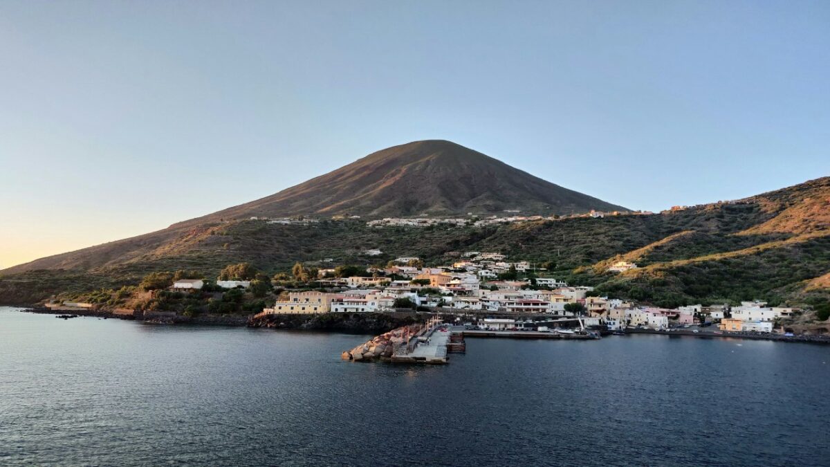 E’ l’isola verde delle Eolie. La destinazione ideale per una vacanza dal lusso essenziale…