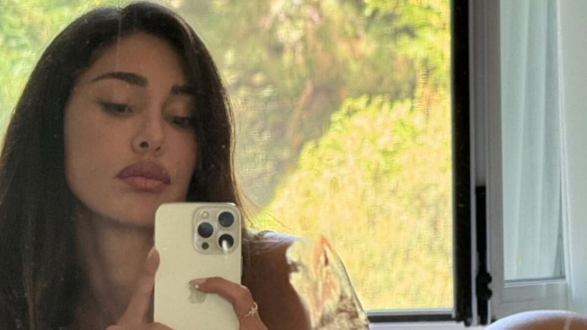 Belen Rodriguez indossa accessori glamour e griffati che non sono per tutte le tasche