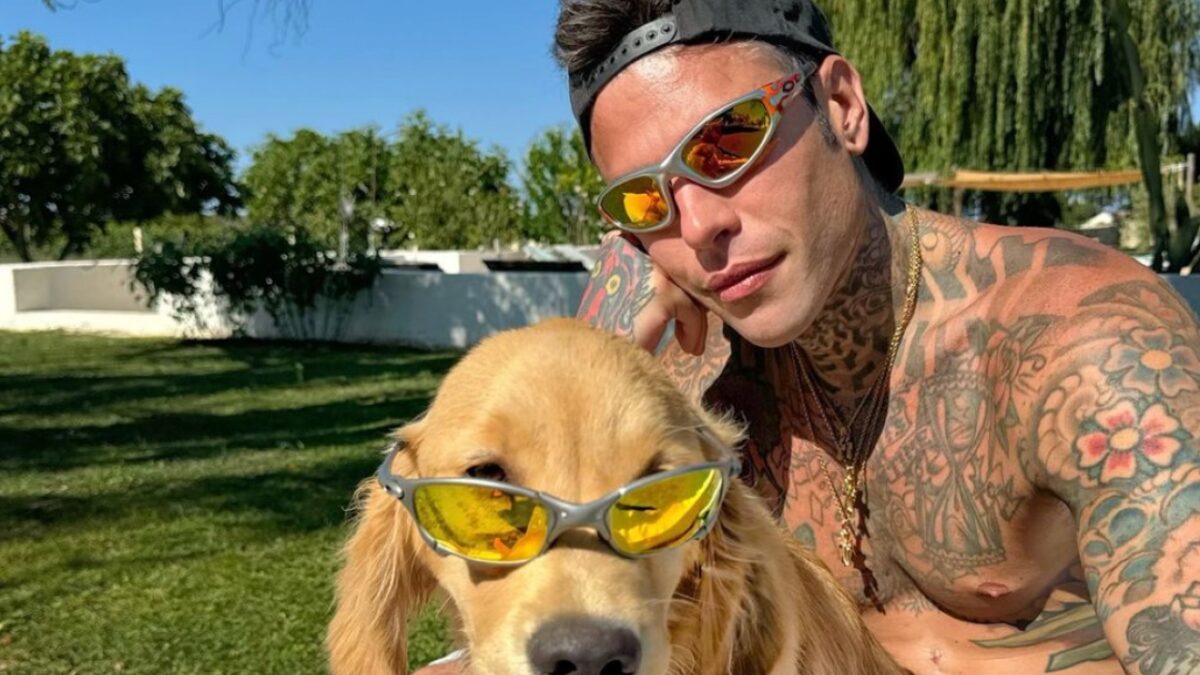 Fedez, nuovo acquisto di lusso: spunta l’anello a croce tempestato di diamanti