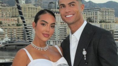 Georgina Rodriguez ricoperta di Diamanti per accompagnare Ronaldo a ritirare un prestigioso Premio