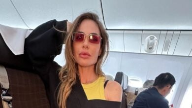 Ilary Blasi sfoggia l’impermeabile Balenciaga, che prezzo!