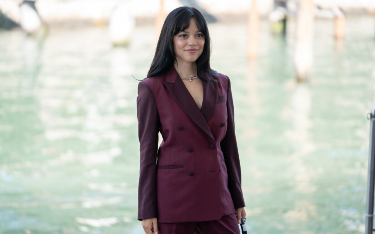 Tutte pazze per il Tailleur chic di Jenna Ortega a Venezia 2024: copia il look!