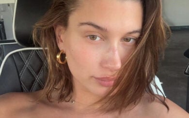 L’abito rosso come quello di Hailey Bieber perfetto per le donne in dolce attesa