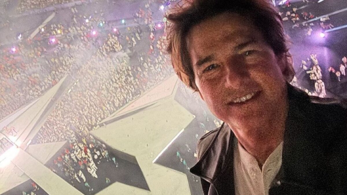 Tom Cruise “ruba” la bandiera alla cerimonia di chiusura della Olimpiadi 2024