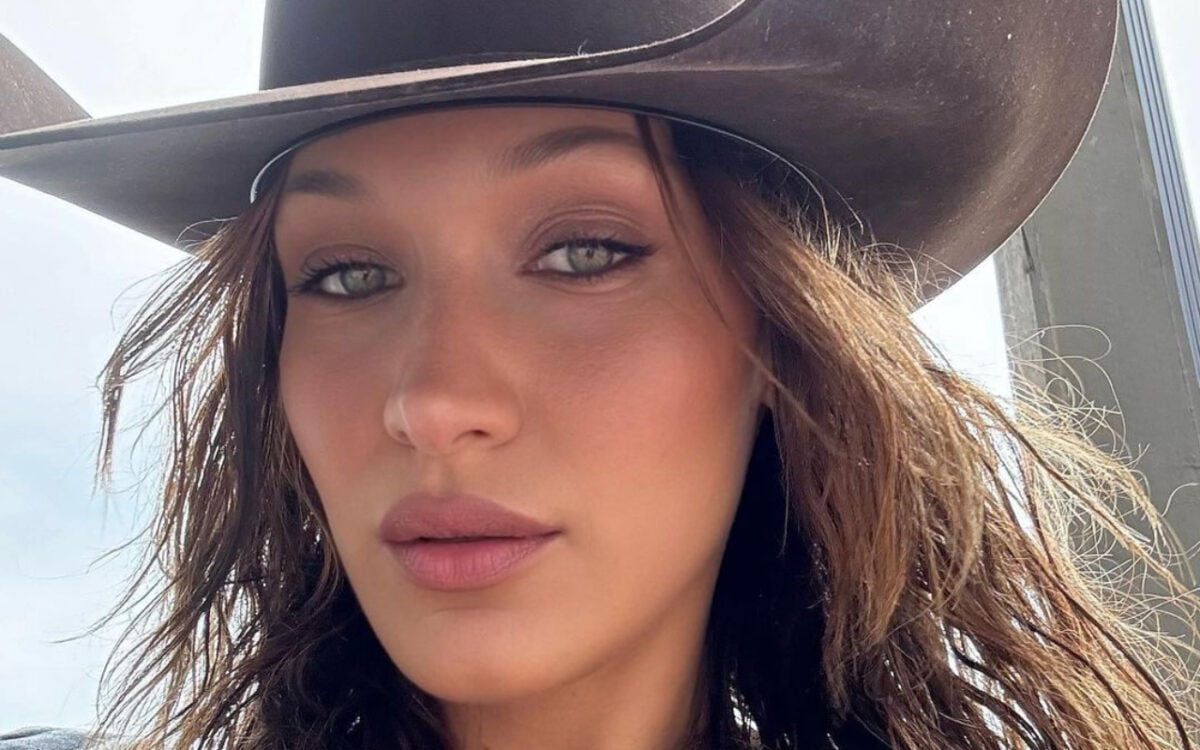 Il top halter nero come quello di Bella Hadid da indossare ora!