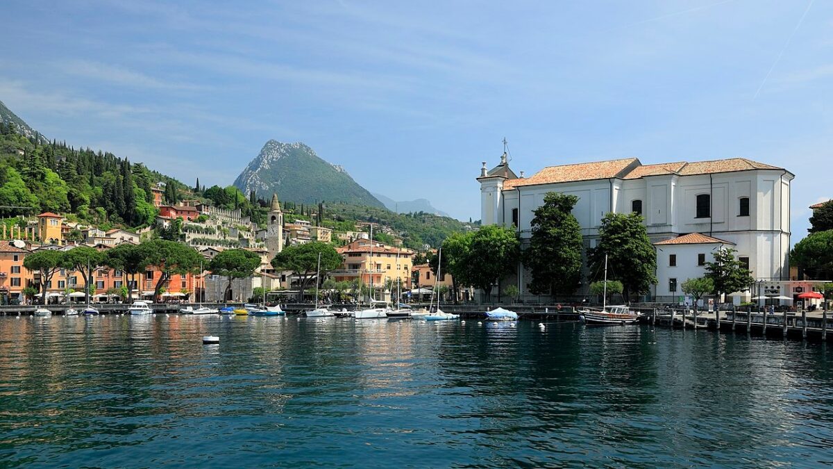 Una Spiaggia incantevole, acque cristalline e un Borgo da Cartolina, eppure non siamo al Mare!